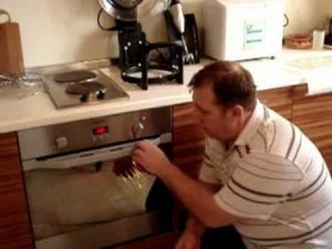 Прокаливаем силиконовую форму для выпечки.