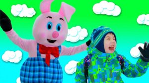 Рома и Хелпик играют с огромной игрушкой! Сhildren play with big toy pig