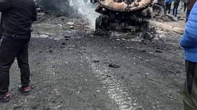 Мелитополь, разбитый танк. Неизвестно чей.  Танк разорвало на части.