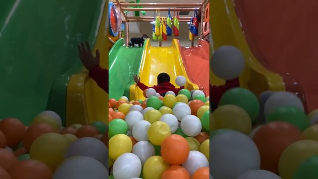 Mamakama.uz Амин и Арслан. Играем дружно. Ташкент. Игровой зал. Дети смотреть онлайн