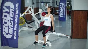 bodymaster : Подъём гантелей на бицепс сидя (женская версия)