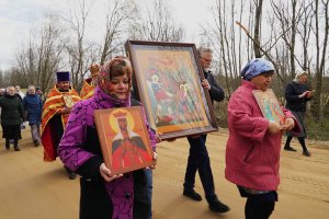 Крестный ход с храмовой иконой Рождества Пресвятой Богородицы.