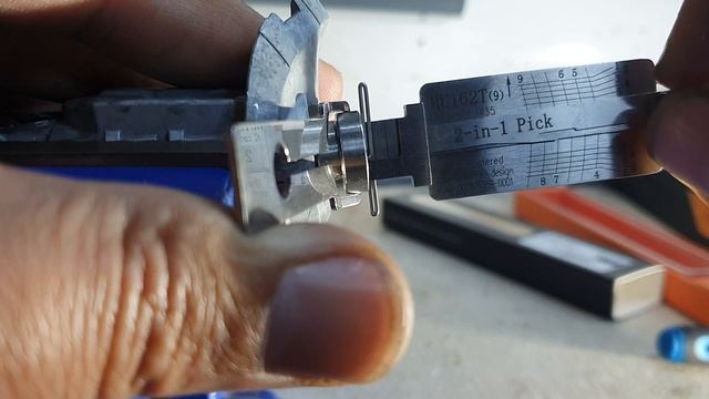 picking a hu162t 9 cut door lock using lishi (lishi hu162t 9 cut) смотреть онлайн