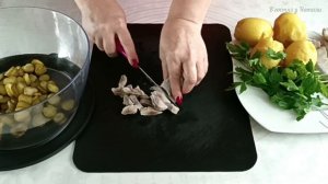 Картофельный салат с сельдью и солёными огурцами.Может стать вашим любимым салатом ?