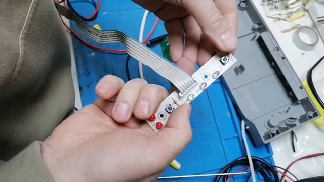 Посудомойка Midea горит индикатор включения больше ни чего не работает. ремонт Модуля индикации. смотреть онлайн