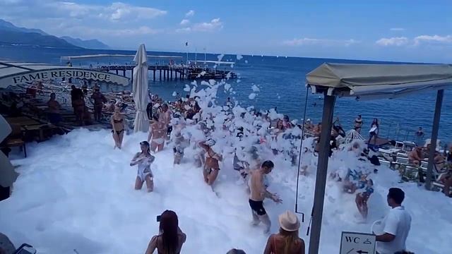 ТУРЦИЯ: развлечение на берегу моря чтобы привлечь туристов к отелям и ресторанам смотреть онлайн