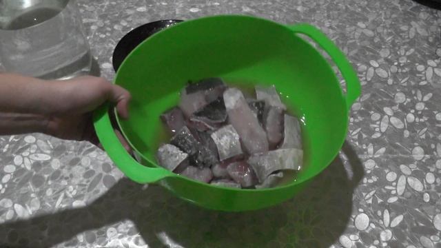 Сегодня приготовим маринованного толстолобика с маслом, уксусом и луком, видео рецепт