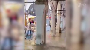 Стамбул накрыло сильнейшим ливнем