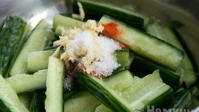 Корейская закуска из говядины и огурцов
