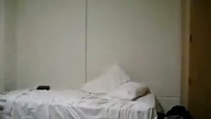 Парень разбил ноутбук.