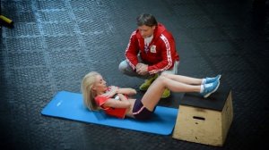 Энциклопедия бодибилдинга: скручивания с поднятыми ногами