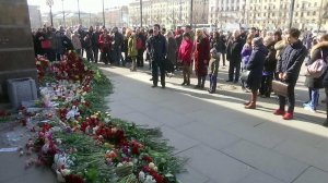 13 жизней унес взрыв в метро Санкт-Петербурга. Гор... ответил на террор взаимопомощью и состраданием