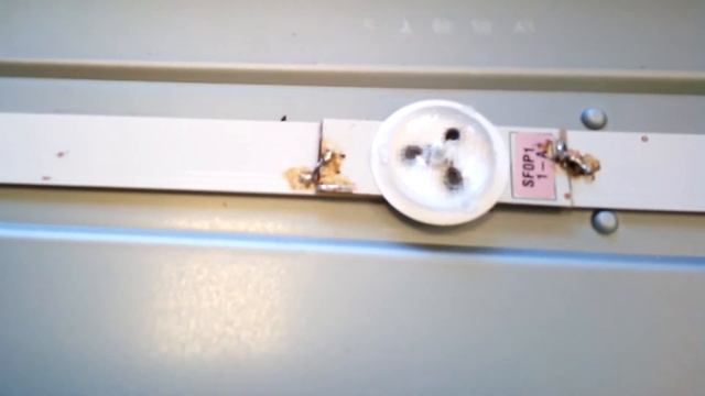 Телевизор LG 42LA621V разборка и замена светодиодных планок подсветки. Пример чей-то халтуры!!! смотреть онлайн