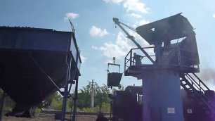 Как загружают уголь в паровозы