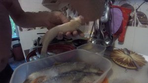 Готовим усача. Солим и жарим.