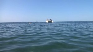 Прогулочный катер ''Calipso'' уплывает на морскую прогулку