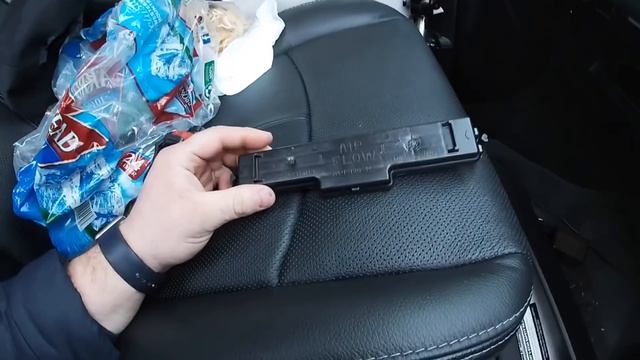 Замена фильтра в кабине RAM 3500 change cabin filter смотреть онлайн