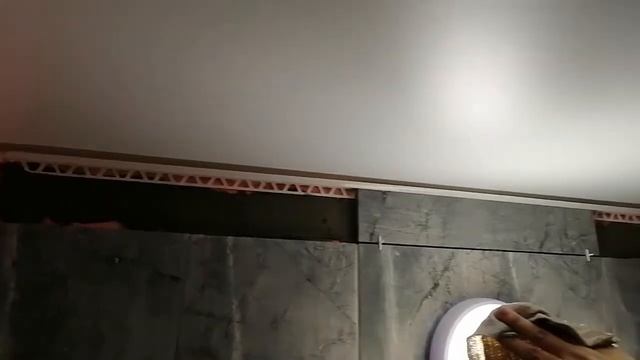 Плитка к натяжному потолку. Два способа укладки. смотреть онлайн