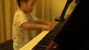 Маленький мальчик играет на пианино. Вот так выглядит талант!