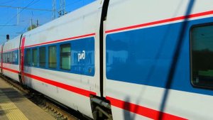 Скоростной поезд 702 "Стриж" Москва-Нижний Новгород прибывает на ст.Владимир