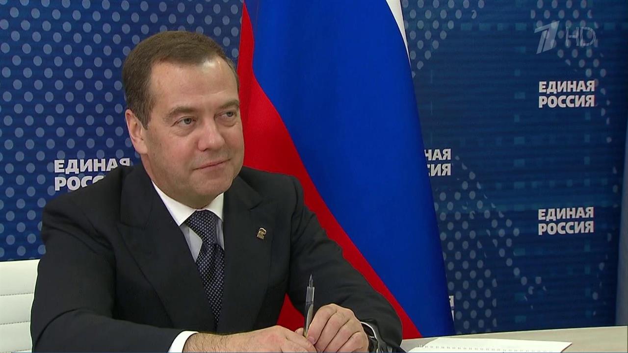 Председатель партии "Единая Россия" Дмитрий Медведев провел прием граждан