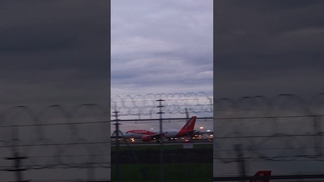 EasyJet Airbus A319-111 LANDING At London Gatwick Airport (LGW) From Rennes (RNS) France