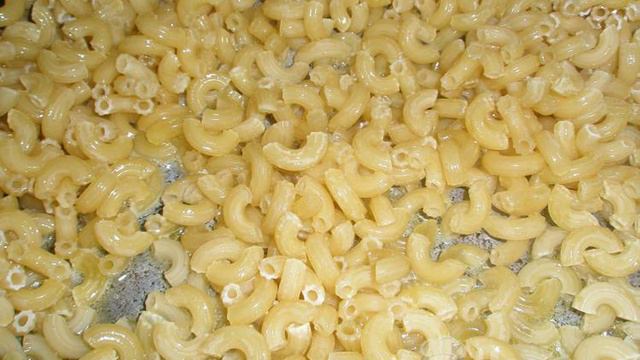 Жареные макароны-рожки с соевым соусом