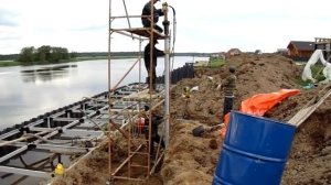 Забивка трубных свай при берегоукреплении