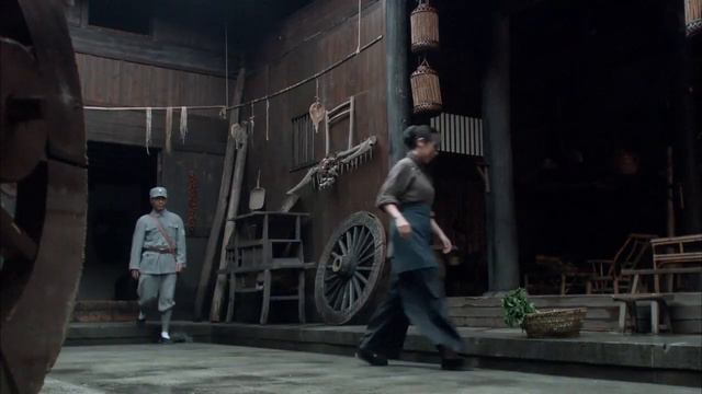 一架日本飞机坠落在镇外的稻田中，两人合力抓住了日本飞行员，把他藏在了地窖里。