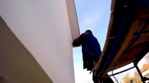 Монтаж подшивки свеса крыши и водосточного желоба!