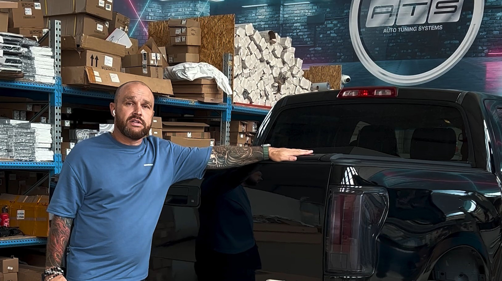 Электрическая крышка кузова на Toyota Tundra