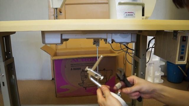 Сбор промышленной швейной машины Aurora A-8600H. Часть 11: установка коленного рычага смотреть онлайн