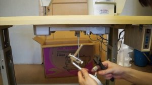 Сбор промышленной швейной машины Aurora A-8600H. Часть 11: установка коленного рычага