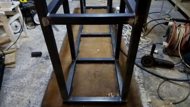 Бюджетный мощный слесарный верстак своими руками