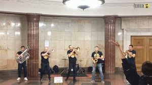 «Летящей походкой ты вышла из мая». Старый шлягер, сыгранный на духовых инструментах