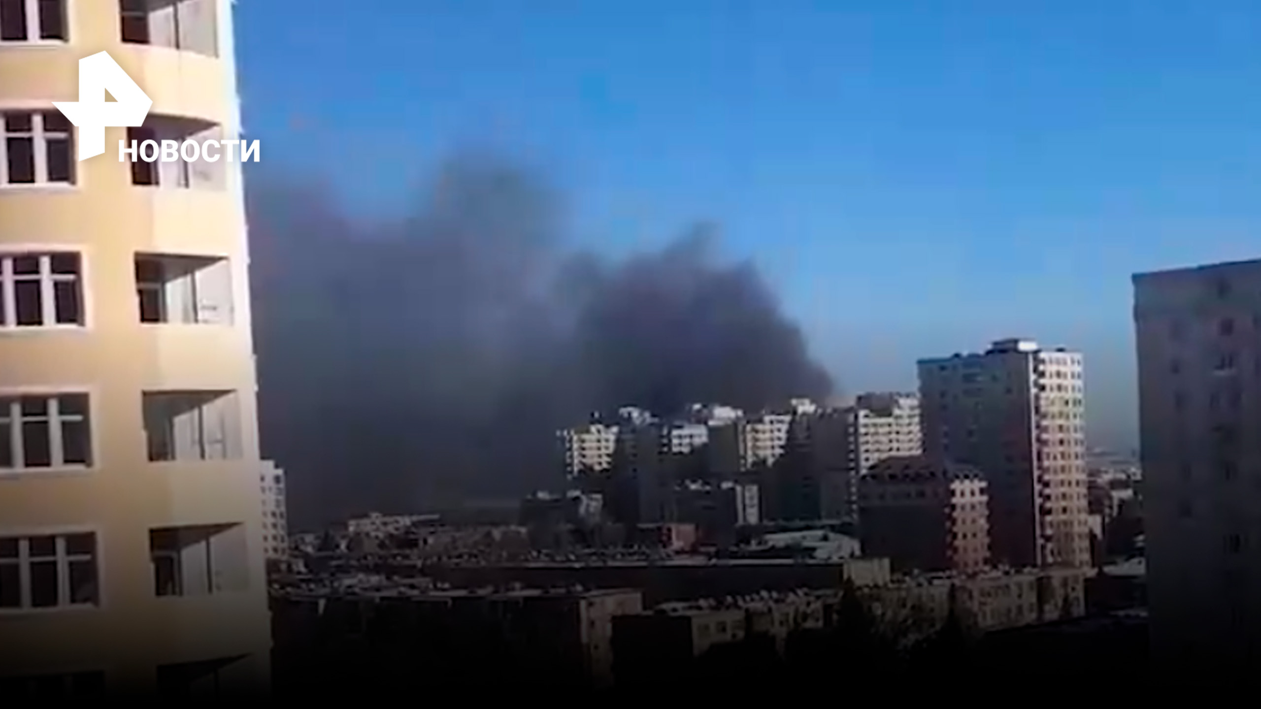 Мощный взрыв прогремел в мебельном цехе в Баку / РЕН Новости