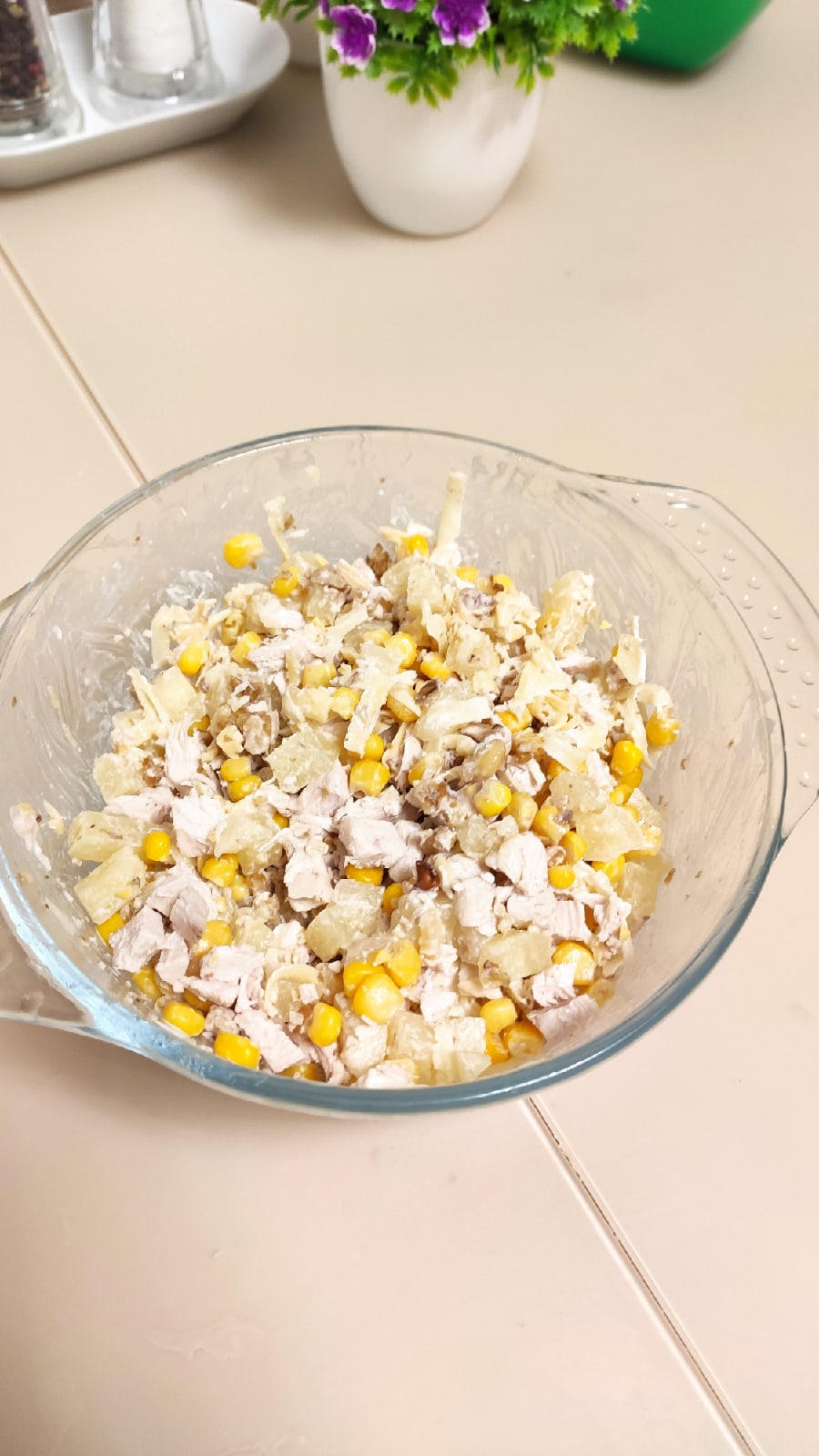 Салат с курицей, сыром и ананасом смотреть онлайн