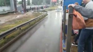 Подъезд к аэропорту Шереметьево терминал Б и С.  Люди пробираться на работу и с работы!!!