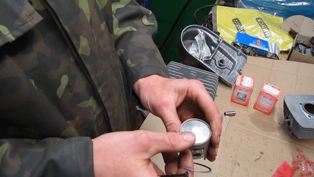 Раскрываю секреты. Устанавливаю поршень с Хонды Дио на  поршневую Карпаты. Сравниваем поршня.