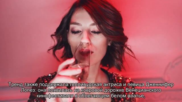 Наряды с глубоким декольте стали трендом у знаменитостей