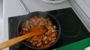 Жаркое со свининой и грибами в сковороде.