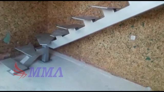 Монокосоур (косоур) лестницы из трубы