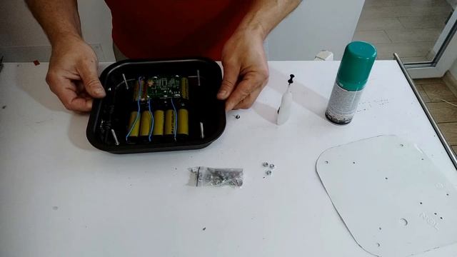 Супер фонарь из старых аккумуляторов от шуpуповерта!