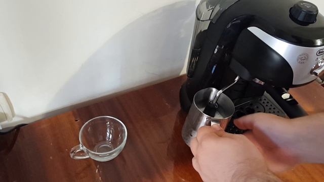 Кофеварка Delonghi EC 220 CD - Приготовление Espresso и Cappuccino (Эспрессо и капучино) смотреть онлайн