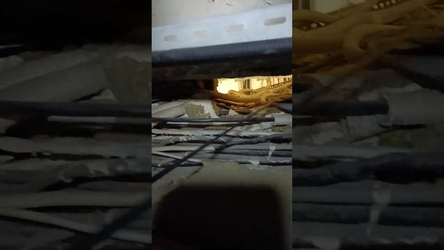 протяжка кабеля за потолком а лотке