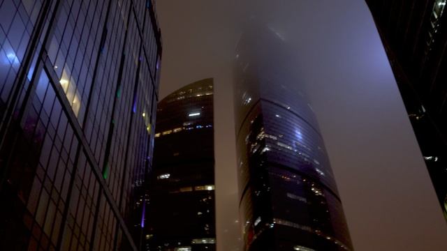 Бесплатный видео футаж. Небоскребы Москва Сити ночью. Ролик для монтажа в разрешении 4К