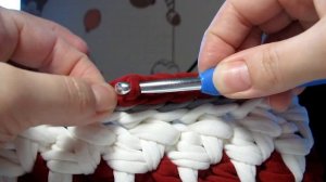 Обвязка соединительными петельками верха корзинки. Корзинка из трикотажной пряжи крючком.