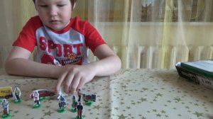 Игрушечная железная дорога. Поезд с прожектором, вагонами, станцией и даже пассажирами