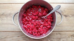 Варенье из малины с орехами