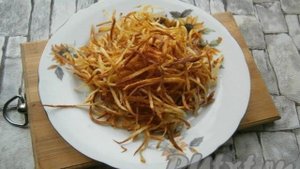 Салат Муравейник с курицей и картофельной соломкой